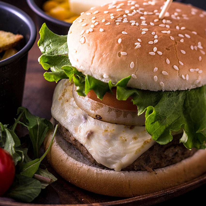 パテと新鮮野菜のハンバーガー